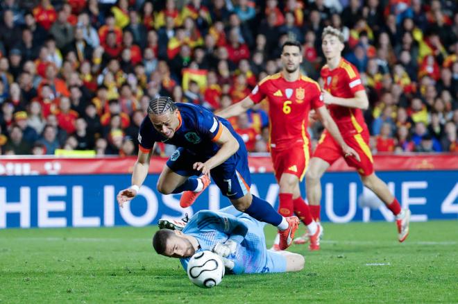 Unai Simón cometiendo penalti contra Xavi Simons (EFE)