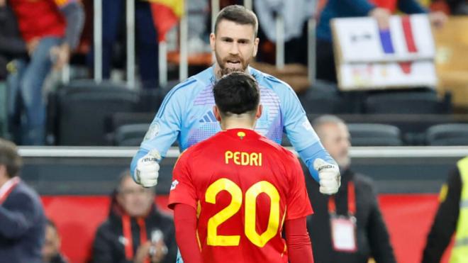 Unai Simón celebrando con Pedri (EFE)