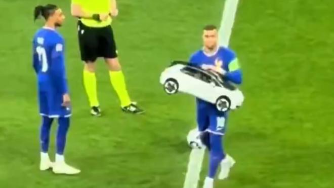 Mbappé llevando el coche teledirigido (Redes sociales)