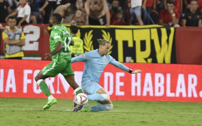 Nylad, portero del Sevilla FC, y Bakambu, delantero del Real Betis, en un lance de ELGRANDERBI de l