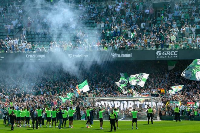 Imagen del entrenamiento a puerta abierta del Betis (Foto: EFE)