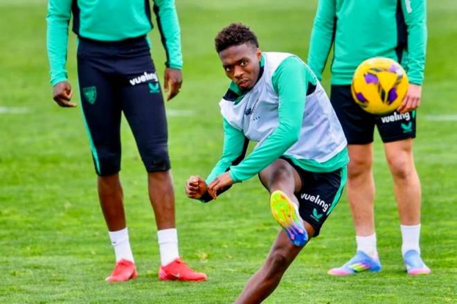 Plástico disparo de Álvaro Djaló entrenando en Lezama (Foto: Athletic Club).