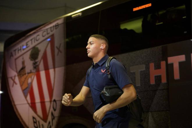 El delantero Maroan Sannadi llega del autobús a San Mamés (Foto: Athletic Club).