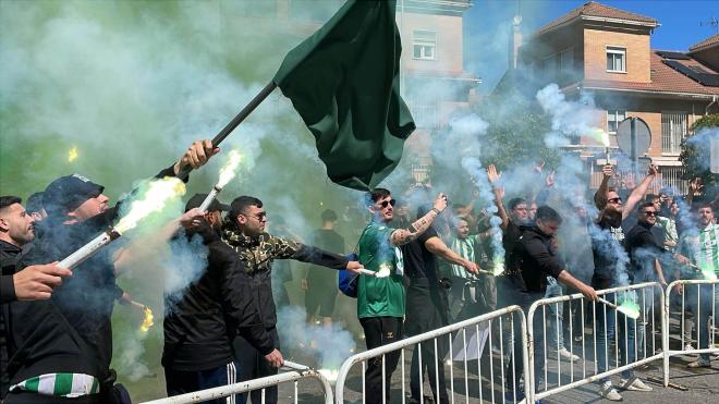 Los ultras 'sacan' del hotel a los jugadores del Betis antes del derbi (Foto: Kiko Hurtado).