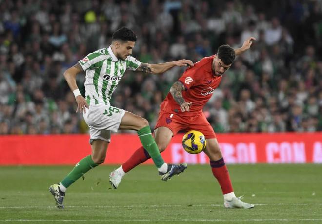 Bartra e Isaac Romero pugnan por un balón en el derbi (Foto: Kiko Hurtado)