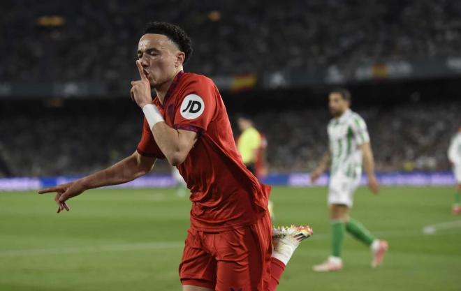 Rubén Vargas manda a callar a la afición del Betis tras su gol en el derbi (Foto: Kiko Hurtado)