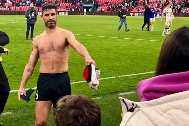 Yeray regala su camiseta a jóvenes aficionados en San Mamés (Foto: Athletic Club).
