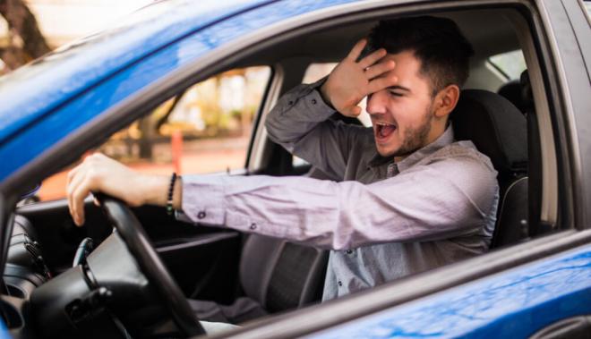 El no conocer el modo de frenar de forma urgente puede llevar a accidentes (foto: freepik).