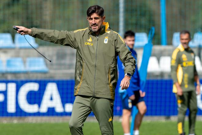 Veljko Paunovic, en un entrenamiento en El Requexón (Foto: Real Oviedo).