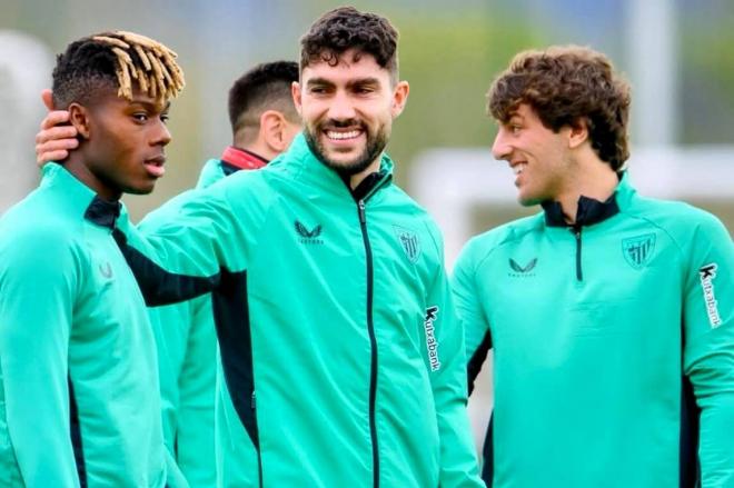Gesto de Unai Núñez con Nico Williams entrenando en Lezama (Foto: Athletic Club).