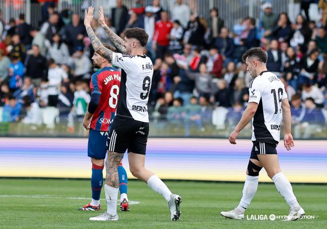 Fer Niño celebra un gol en el Burgos - Huesca (Foto: LALIGA).