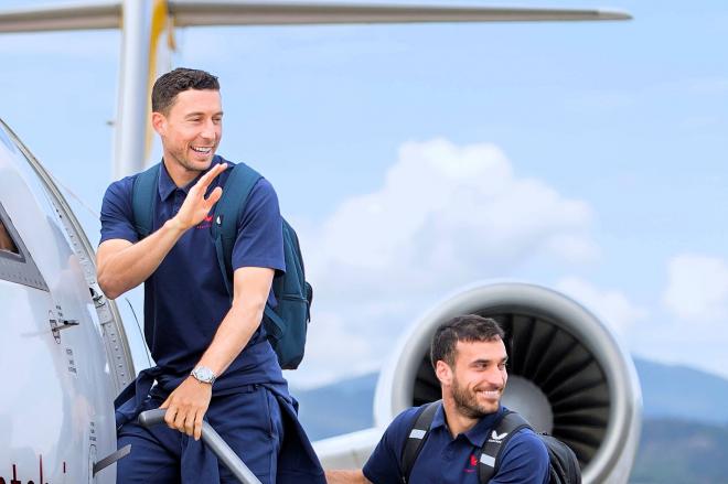 Oscar de Marcos saluda al montar en el avión del equipo rojiblanco con Iñigo Lekue (Foto: Athletic Club).