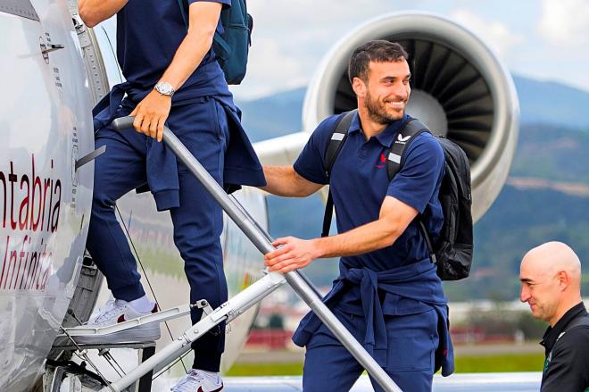 El bilbaíno Iñigo Lekue sonríe al montar en el avión del equipo; toca ir a Manchester (Foto: Athletic Club).