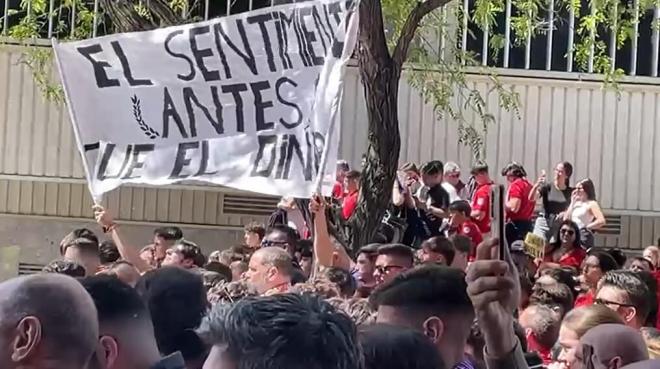 Protestas del sevillismo antes del partido ante el Atlético de Madrid (Imagen: Kiko Hurtado).