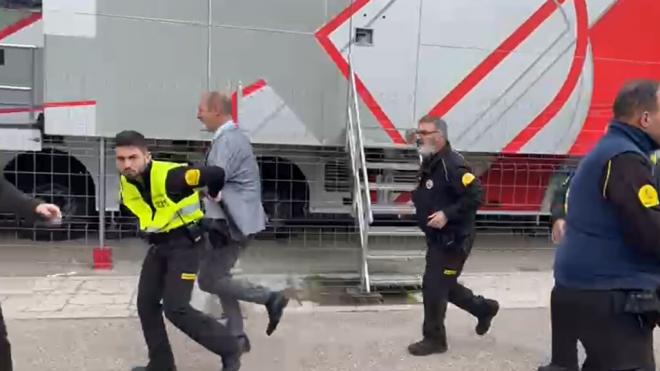 Ignacio Navarro, protegido para entrar en el estadio del Sevilla.