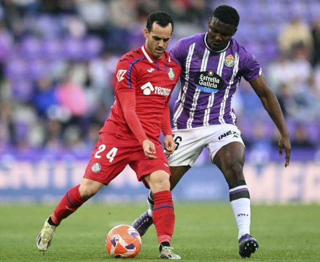 Aidoo encima a Juanmi.