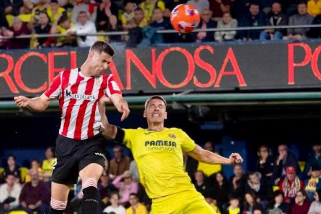 Vuelo y remate de Gorka Guruzeta ante el Villarreal en La Cerámica (Foto: Athletic Club).