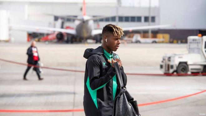 El jugador Nico Williams, en el aeropuerto de Glasgow (Foto: Athletic Club).