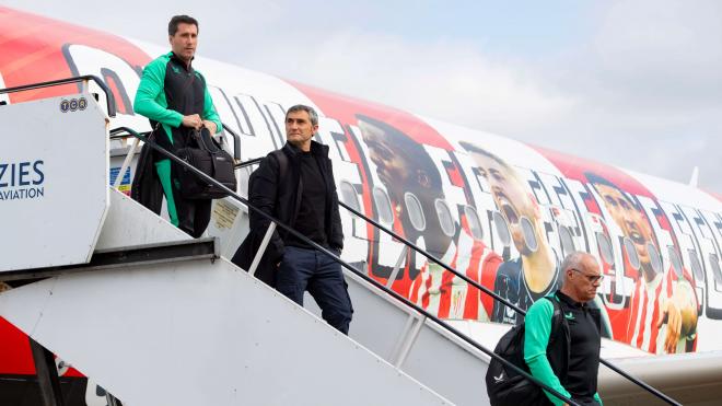 Ernesto Valverde baja del avión con Jon Aspiazu (Foto: Athletic Club).