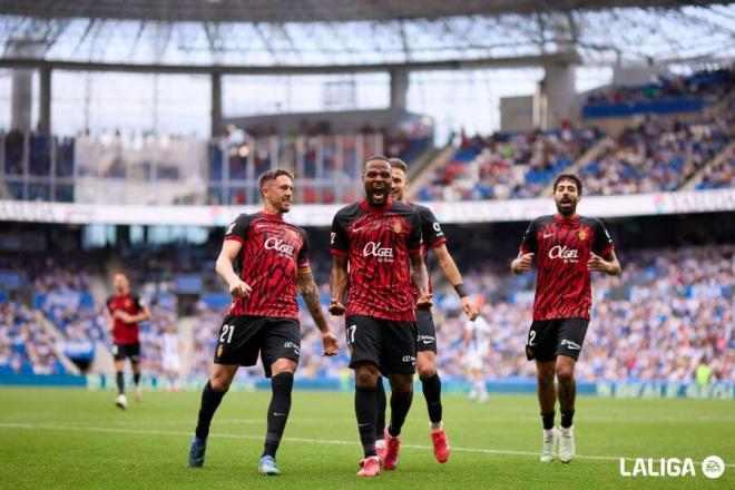 Cyle Larin ante la Real en Anoeta. (Foto: LALIGA)