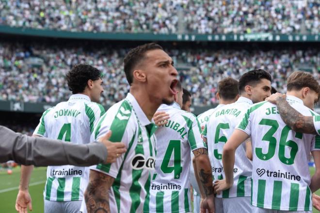 Antony, celebrando el tanto de Aitor Ruibal ante el Villarreal (Foto: Kiko Hurtado).