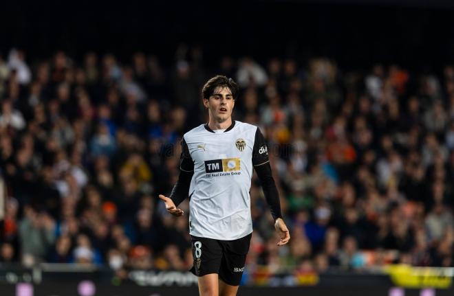 Javi Guerra celebra un golazo ante el Sevilla (Foto: Valencia CF)