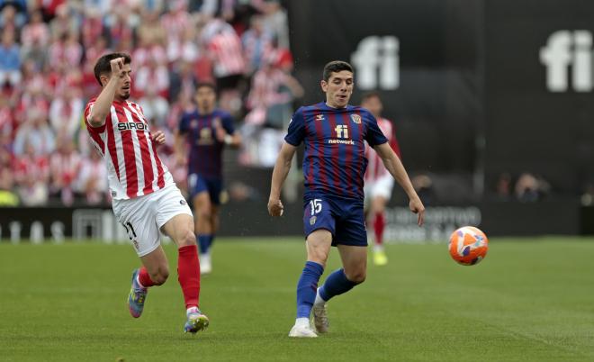 Nico Serrano y Fran Gámez pugnan por un balón en el Eldense-Sporting (Foto: LaLiga).