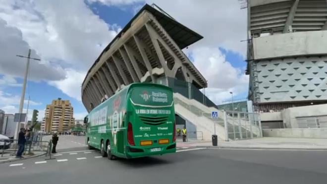 El autobús del Betis llega al Benito Villamarín por la grada que será derribada.