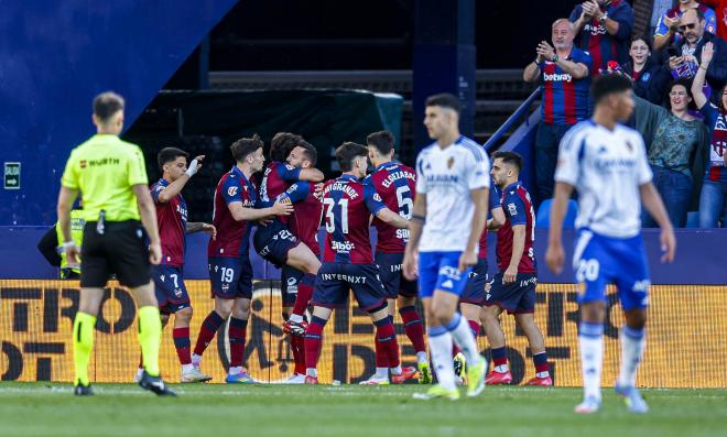 Los jugadores del Levante celebran un gol ante el Zaragoza (Foto: LaLiga).