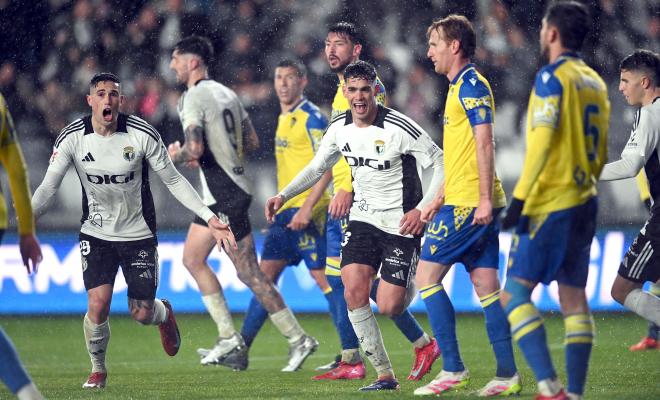 Marcelo Expósito celebra un gol en el Burgos-Cádiz (Foto: LaLiga).