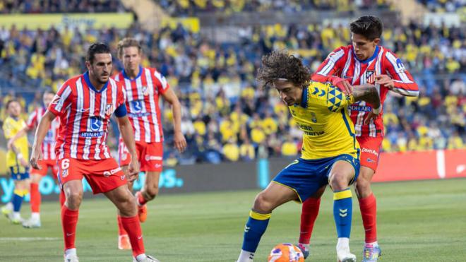 Fabio Silva disputa un balón entre varios jugadores del Atlético (Foto: Cordon Press)