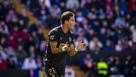 Jesús Vázquez asistió a Sadiq en Vallecas saliendo desde el banquillo