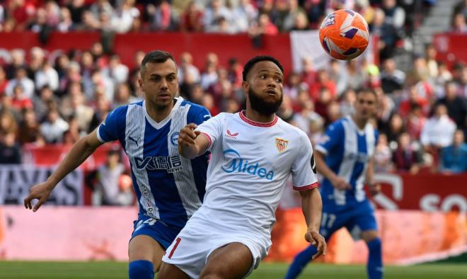 Ejuke y Joan Jordán, en el Sevilla-Alavés (Foto: Kiko Hurtado).