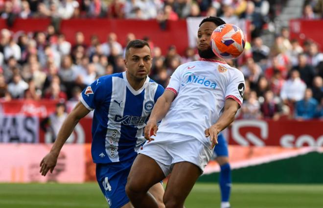 Ejuke y Joan Jordán, en el Sevilla-Alavés (Foto: Kiko Hurtado).