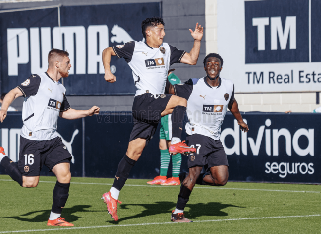 Warren Madrigal celebra un gol