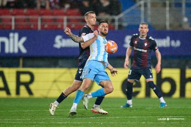 Dioni pugna por un balón en Ipurúa. (Foto: LALIGA)