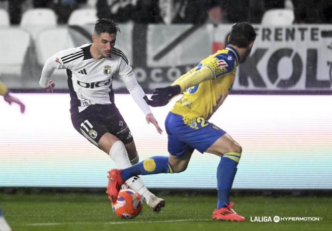 Álex Sancris, durante el Burgos-Cádiz (Foto: LaLiga).