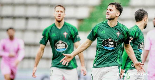 Álvaro Giménez celebra su gol en el Racing de Ferrol-Eldense (Foto: LaLiga).