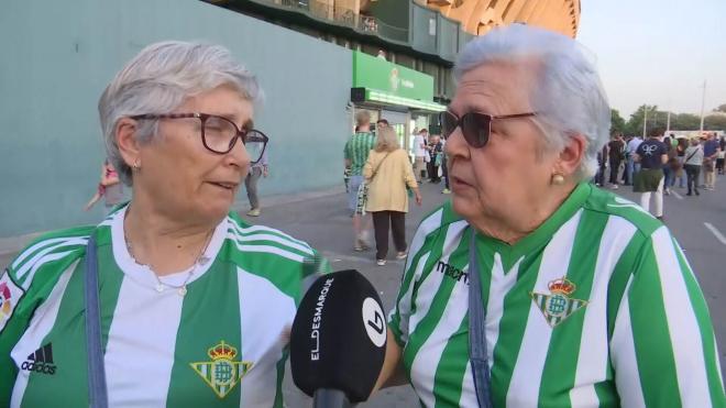 Las dos aficionadas del Real Betis, en la previa del duelo ante el Valladolid.