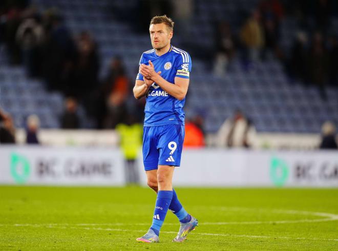 Jamie Vardy aplaude durante uno de sus últimos partidos con el Leicester (Foto: Cordon Press).