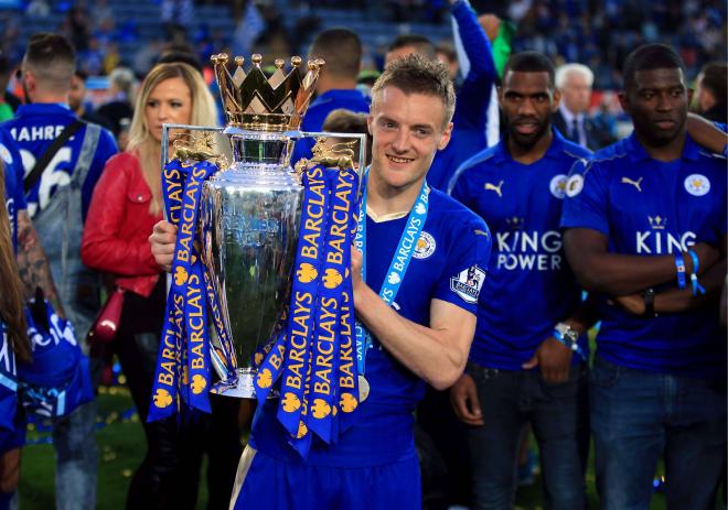 Jamie Vardy levanta con el Leicester la Premier League de 2016 (Foto: Cordon Press).