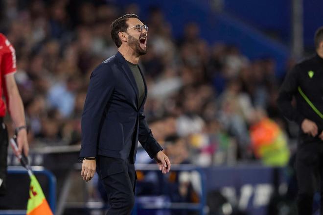 José Bordalás da indicaciones durante el Getafe-Real Madrid (Foto: Cordon Press).