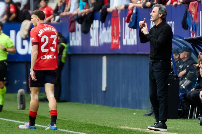 Vicente Moreno da indicaciones durante el Osasuna-Sevilla (Foto: Cordon Press).