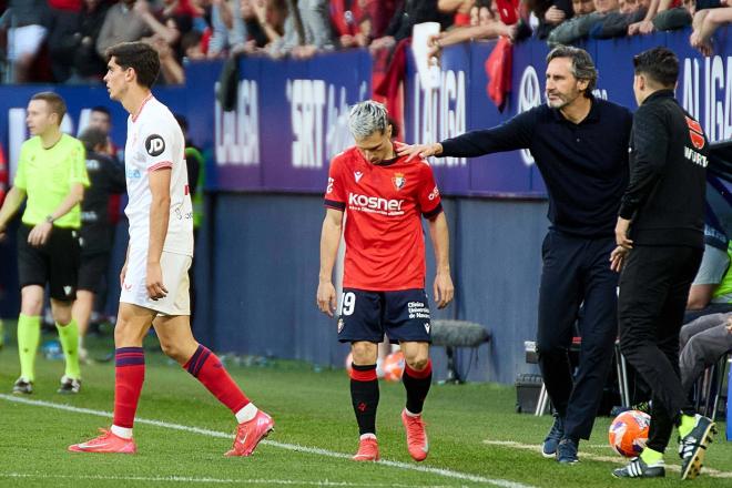 Vicente Moreno da indicaciones a Bryan Zaragoza en el Osasuna-Sevilla (Foto: Cordon Press).