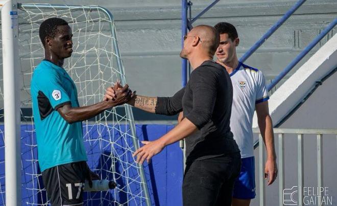 Víctor Valdés y Adilson, en su etapa en la UA Horta (Foto: redes sociales)