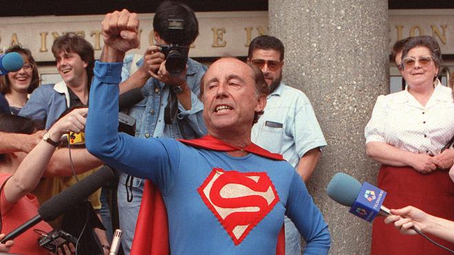 Ruiz Mateos vestido de SuperMan (RTVE)