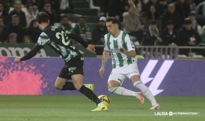 Cristian Carracedo intenta un regate durante un partido del Córdoba (Foto: LALIGA).