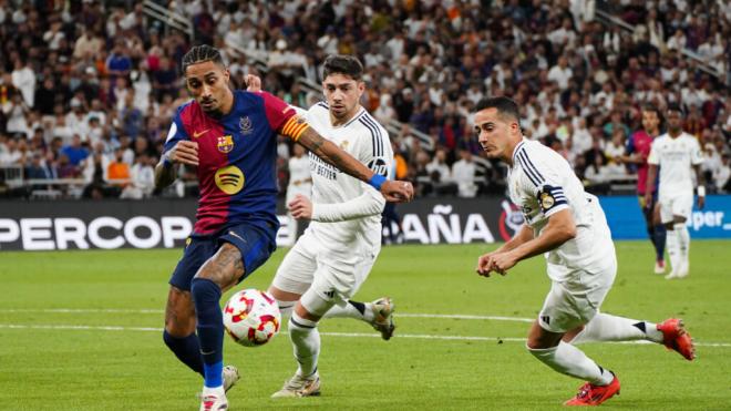Vinicius, ante Koundé en el Clásico (Foto: Cordon Press).