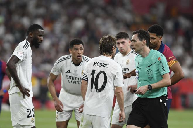 De Burgos Bengoetxea charla con Luka Modric y los jugadores del Real Madrid (Foto: Kiko Hurtado).