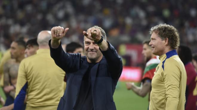 Hansi Flick, sonriente tras ganar (Foto: Kiko Hurtado)